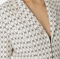 Giacche & Trench|Tailleur|Elisabetta Franchi Giacca cropped in crêpe stretch stampa rombo con catena Burro/Nero