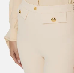 Tailleur|Pantaloni E Shorts|Elisabetta Franchi Pantalone dritto in crêpe stretch con rivetto logo Crema